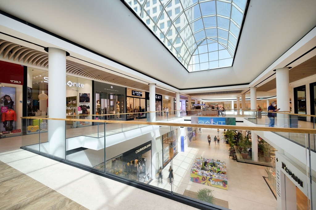 TL-3010 | Glasprofiel | glass balustrade | shopping center | monted on concrete