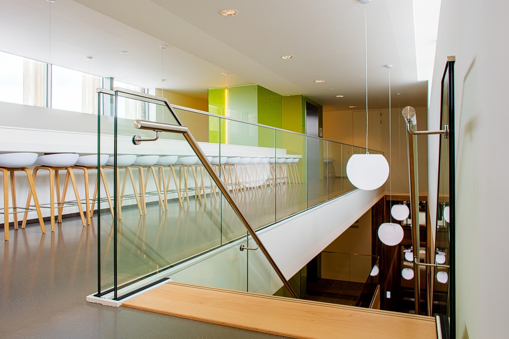 TL-3011 | Glasprofiel | glass balustrade | stairs | monted on concrete