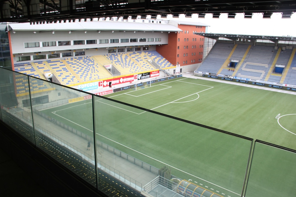TL-3031 | Glas Profiel | glass balustrade | stadium | view | monted on concrete
