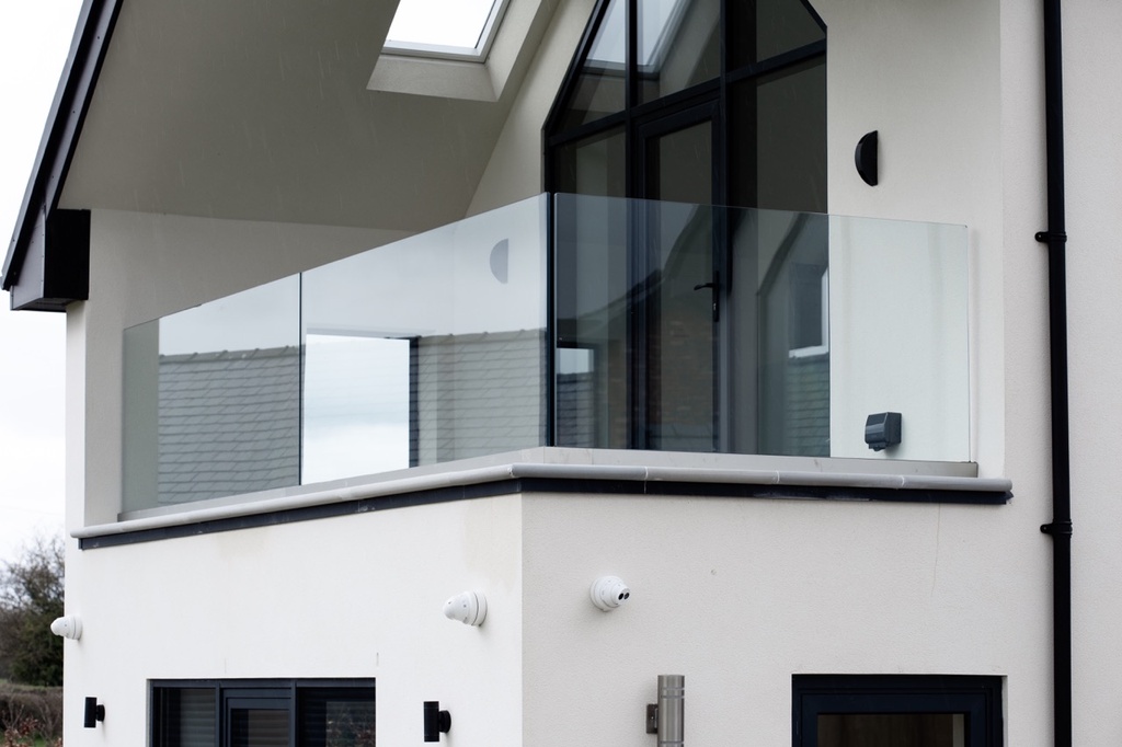 BEND-FIT | TL-6020 | Glasprofiel | glassbalustrade | house | monted on concrete