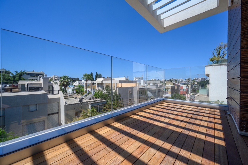 TL-3011 | Afdekkap (Volledige Hoogte) | glass balustrade | balcony | nice view | monted on concrete