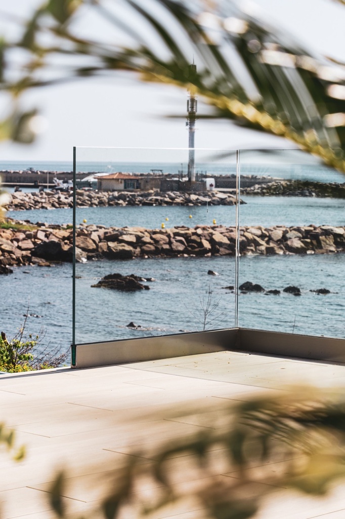 TL-3011 | Afdekkap (Volledige Hoogte) | glass balustrade | view | monted on concrete